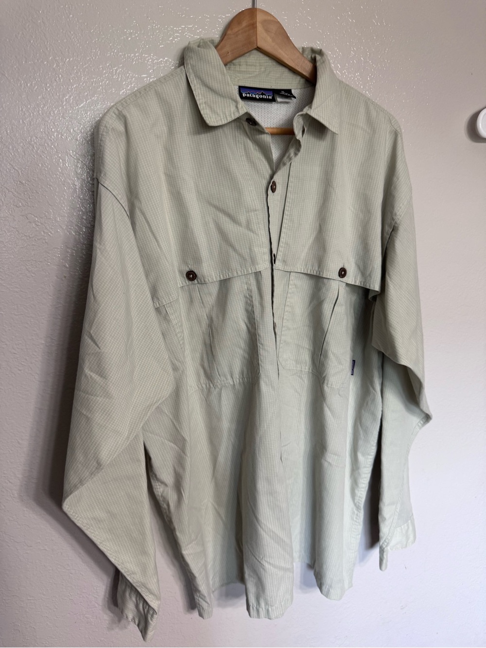 Patagonia Men’s Pale Green Lightweight Button Up